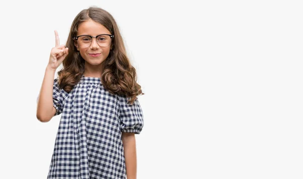 Menina Hispânica Morena Usando Óculos Surpresos Com Uma Ideia Pergunta — Fotografia de Stock