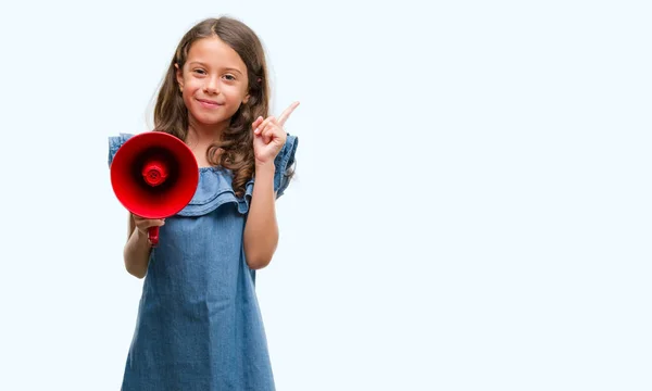 Morena Hispânica Menina Segurando Megafone Vermelho Muito Feliz Apontando Com — Fotografia de Stock