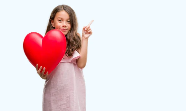 Morena Hispânica Menina Segurando Coração Vermelho Muito Feliz Apontando Com — Fotografia de Stock