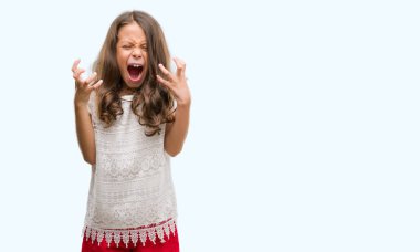 Esmer Latin kız çılgın ve kızgın bağırarak ve agresif ifade ve silah kaldırdı bağırıyordu. Hayal kırıklığı kavramı.