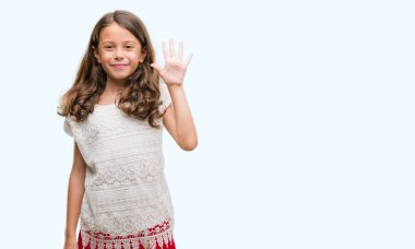 Gösterilen ve parmakları ile işaret esmer Latin kız kendinden emin ve mutlu gülümseyerek süre beş numara.