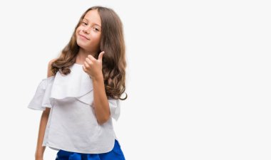 Esmer Latin kız hareketi el ile mutlu yaşasın yapıyor. Kameraya bakarak başarı gösteren ile ifade onaylama.