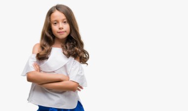 Esmer Latin kız mutlu yüz ile gülümseyerek kameraya seyir silah geçti. Olumlu bir kişi.