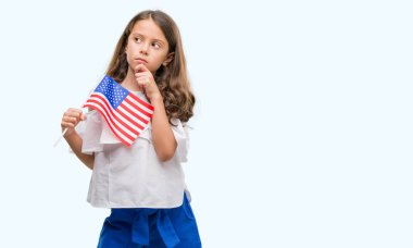 Amerika Birleşik Devletleri ciddi bir yüz düşünme hakkında soru, çok karışık fikir bayrağı tutarak esmer Latin kız