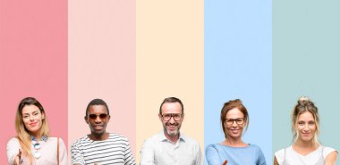 İnsanlar, kadın ve erkek karışık Grup el sıkışma poz karşılama, güven ve başarı kavramı ifade, tebrik ellerini tutar