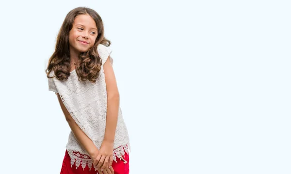 Bruna Ragazza Ispanica Guardando Una Parte All Altra Con Sorriso — Foto Stock