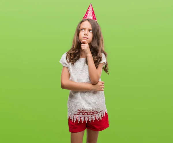 Brunette Spaanse Meisje Draagt Verjaardag Hoed Ernstige Gezicht Denken Vraag — Stockfoto