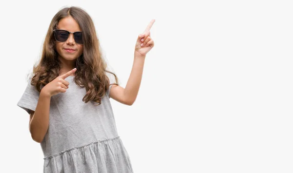 Μελαχρινή Κορίτσι Ισπανόφωνος Φορώντας Γυαλιά Ηλίου Χαμογελώντας Και Εξετάζοντας Φωτογραφική — Φωτογραφία Αρχείου