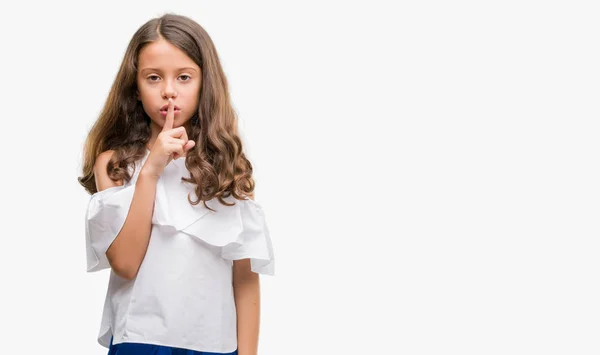 Menina Hispânica Morena Pedindo Para Ficar Quieta Com Dedo Nos — Fotografia de Stock