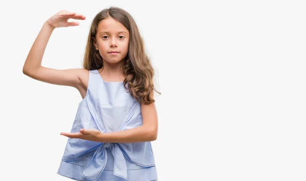Брюнетка Латиноамериканського Дівчина Жестикулюючи Руками Показані Великі Великого Розміру Знак — стокове фото