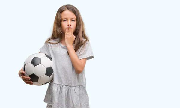 Brünettes Hispanisches Mädchen Mit Fußballballhülle Mund Und Hand Schockiert Vor — Stockfoto