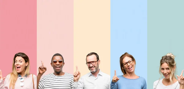 Gruppo Misto Persone Donne Uomini Che Puntano Fianco Con Dito — Foto Stock