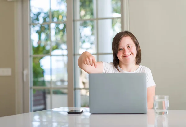 Downs Syndrom Kvinna Hemma Använder Dator Laptop Mycket Glad Pekar — Stockfoto
