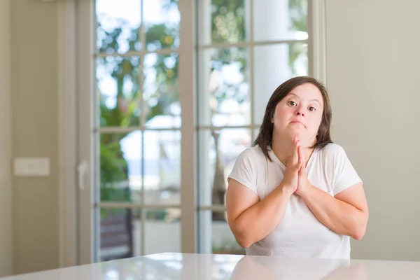 Syndrom Frau Hause Betteln Und Beten Mit Den Händen Zusammen — Stockfoto