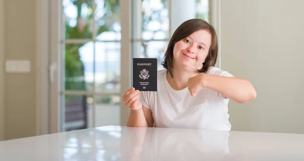 Σύνδρομο Γυναίκα Στο Σπίτι Κρατώντας Ηπα Διαβατήριο Δάχτυλο Που Δείχνει — Φωτογραφία Αρχείου