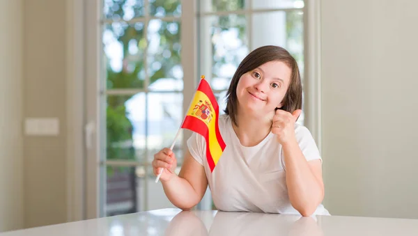 Femme Trisomique Maison Tenant Drapeau Espagne Heureux Avec Grand Sourire — Photo