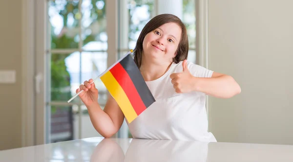 Mulher Síndrome Casa Segurando Bandeira Alemanha Feliz Com Grande Sorriso — Fotografia de Stock