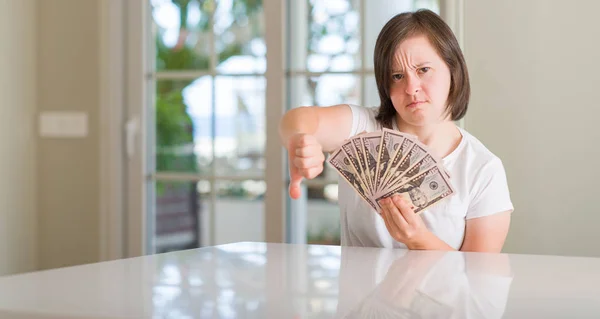 Syndroom Van Vrouw Thuis Houden Dollars Met Boos Gezicht Negatieve — Stockfoto