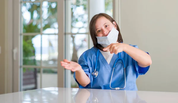 Donna Sindrome Indossando Uniforme Infermiera Molto Felice Indicando Con Mano — Foto Stock