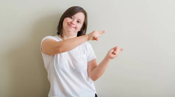 Síndrome Mujer Pie Sobre Pared Sonriendo Mirando Cámara Apuntando Con — Foto de Stock