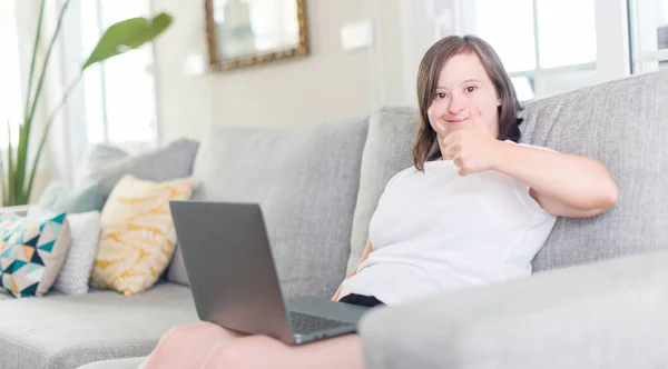 Downs Syndrom Kvinna Hemma Använder Dator Laptop Glad Med Stort — Stockfoto