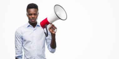 Acımak yüz ciddi düşünüyorum üstünde kendine güvenen bir ifade ile megafon tutan genç Afro-Amerikan adam