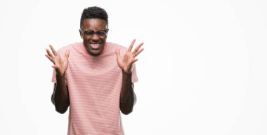 Kızgın ve silah ile başarı için deli kutlayan pembe t-shirt giyen genç Afro-Amerikan adam kaldırdı ve heyecanlı çığlık gözler kapalı. Kazanan kavramı