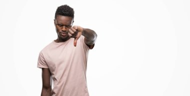 Genç Afro-Amerikan adam kızgın yüzü, eksi işareti aşağı antipati başparmak ile gösterilen, ret kavramı ile