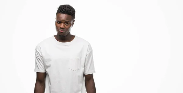 Jovem Afro Americano Vestindo Camiseta Branca Deprimida Preocupada Com Angústia — Fotografia de Stock