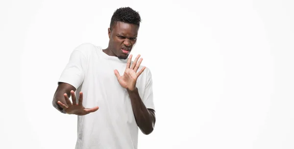 Молодий Афроамериканець Людиною Носіння Біла Маєчка Противно Вираз Незадоволення Бояться — стокове фото
