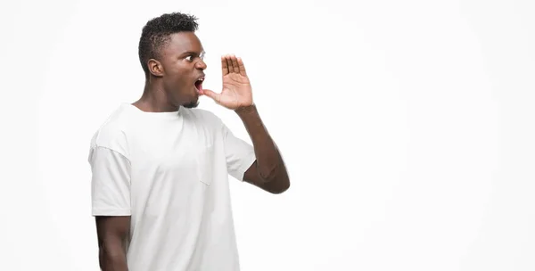 Unga Afroamerikanska Man Klädd Vit Shirt Ropade Och Skrek Högt — Stockfoto