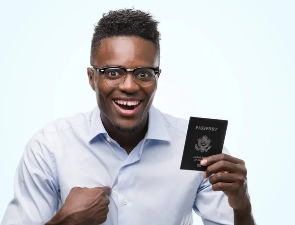 Joven Afroamericano Portador Pasaporte Estados Unidos América Con Cara Sorpresa —  Fotos de Stock