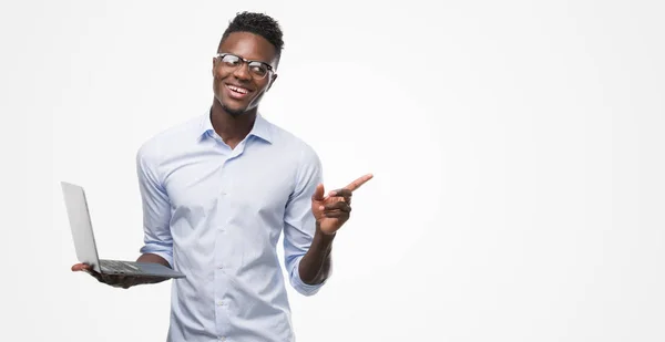 Joven Hombre Negocios Afroamericano Usando Computadora Portátil Muy Feliz Apuntando —  Fotos de Stock
