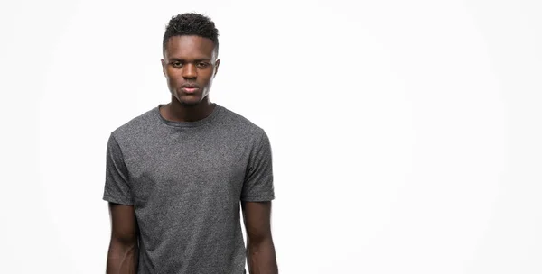 Junger Afrikanisch Amerikanischer Mann Grauem Shirt Mit Ernstem Gesichtsausdruck Einfacher — Stockfoto