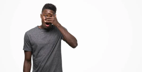 Joven Hombre Afroamericano Con Camiseta Gris Asomándose Shock Cubriendo Cara — Foto de Stock