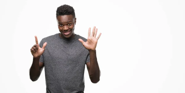 Joven Hombre Afroamericano Vistiendo Camiseta Gris Mostrando Señalando Con Los —  Fotos de Stock