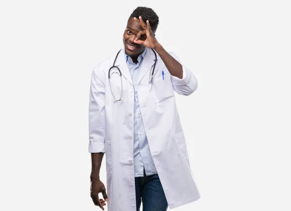 Unga Afroamerikanska Man Klädd Läkare Kappa Med Glada Ansikte Leende — Stockfoto
