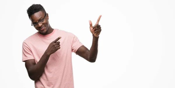 Afro Amerikai Fiatalember Visel Rózsaszín Póló Mosolyogva Nézi Kamerát Mutatott — Stock Fotó
