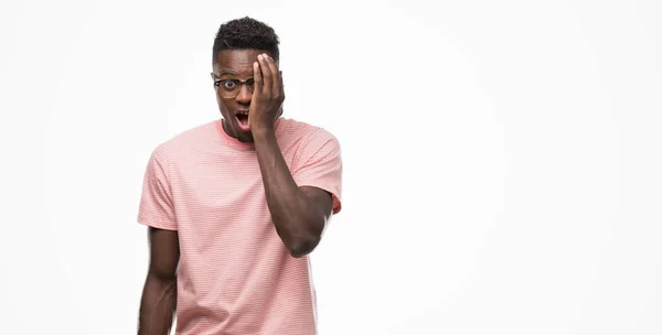 Młody Człowiek African American Sobie Różowy Shirt Obejmujące Jedno Oko — Zdjęcie stockowe