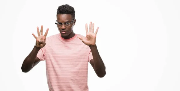 Νεαρός Αφρικανική Αμερικανική Άνθρωπος Που Φοράει Ροζ Μπλουζάκι Δείχνει Και — Φωτογραφία Αρχείου