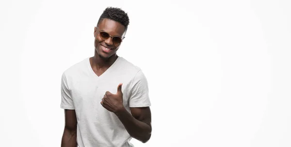 Junger Afrikanisch Amerikanischer Mann Mit Sonnenbrille Glücklich Mit Breitem Lächeln — Stockfoto