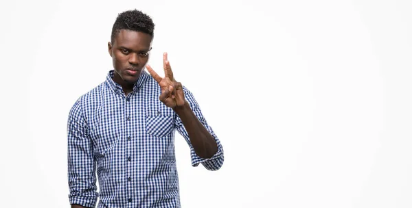 Joven Hombre Afroamericano Con Camisa Azul Mostrando Señalando Hacia Arriba —  Fotos de Stock