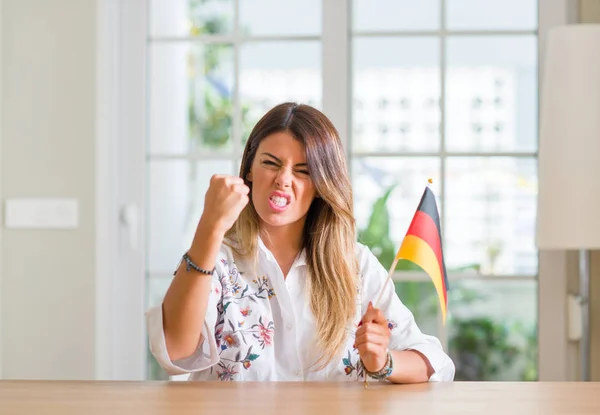 Молодая Женщина Дома Флагом Германии Раздражен Разочарован Кричать Гнева Сумасшедший — стоковое фото