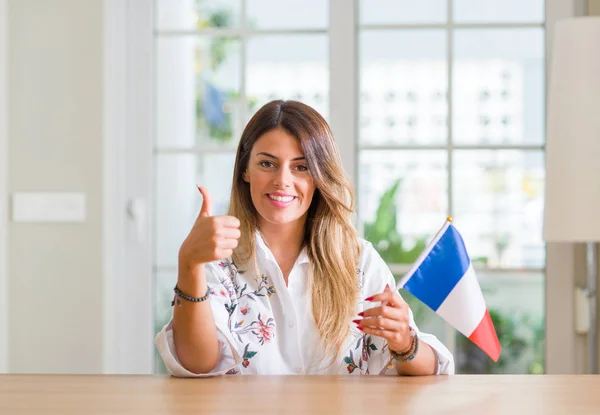 Молодая Женщина Дома Флагом Франции Счастлива Большой Улыбкой Делает Хорошо — стоковое фото