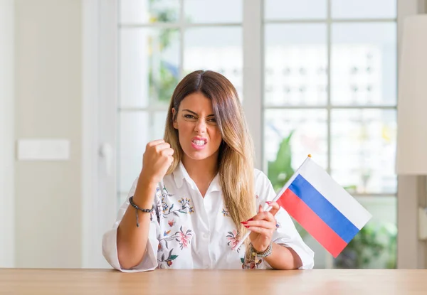 Mladá Žena Doma Drží Vlajka Ruska Naštvaný Frustrovaný Křičí Hněvem — Stock fotografie