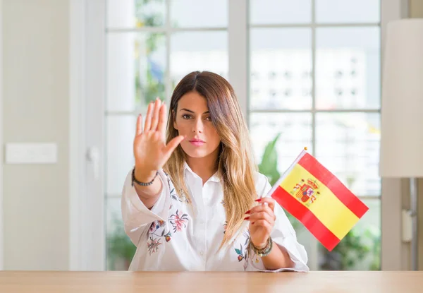 Junge Frau Hause Hält Spanische Fahne Mit Offener Hand Und — Stockfoto