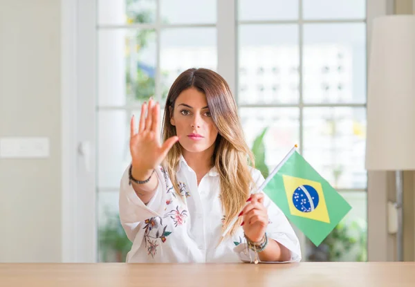 Ung Kvinna Hemma Hålla Flagga Brasilien Med Öppen Hand Gör — Stockfoto