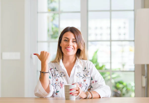 Mujer Joven Casa Bebiendo Café Señalando Con Mano Dedo Hacia —  Fotos de Stock