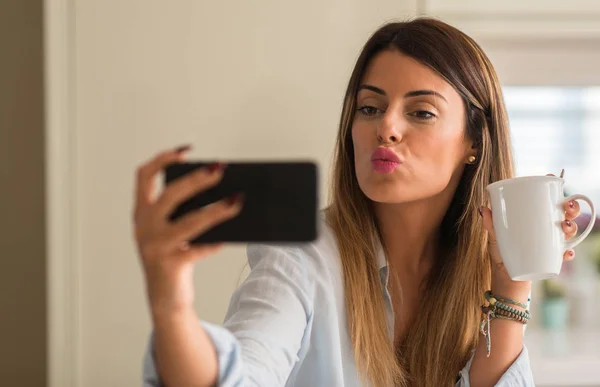 Mulher Bonita Tomando Uma Selfie Com Telefone Enquanto Bebe Xícara — Fotografia de Stock