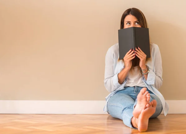 Joven Hermosa Mujer Sonriendo Sentada Suelo Leyendo Libro Casa — Foto de Stock